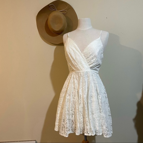 Elegant White Lace Dress - Picture 1 of 4
